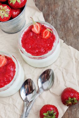 Yoğurt cam ve taze strawberr ile bir kova reçel soslu