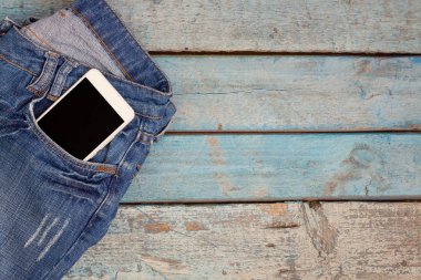 Dokunmatik akıllı telefon-telefon kulaklık mavi w üzerinde kot pantolon cebinde ile