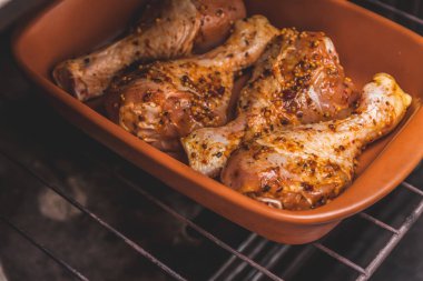 çiğ tavuk Marine bacaklarım fırında, retro tonlama