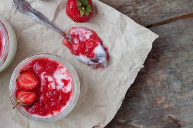 Yoğurt cam ve taze strawberr ile bir kova reçel soslu