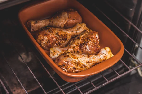 çiğ tavuk Marine bacaklarım fırında, retro tonlama