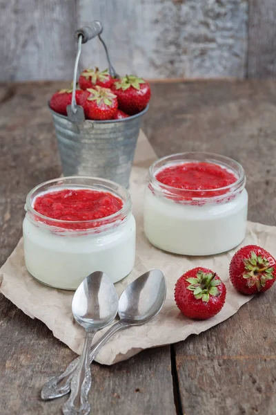 Yoğurt cam ve taze strawberrie bir kova reçel soslu