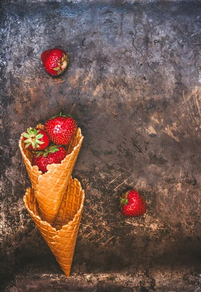 Bir gözleme koni karanlık bir eski backgrou üzerinde taze sulu çilek