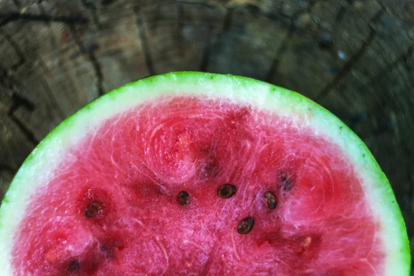 Yarım bir karpuz bir ahşap arka plan, üstten görünüm, yakın çekim