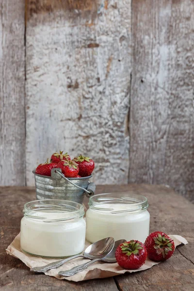 yoğurt bir cam ve bir kova bir woo üzerinde taze çilek ile