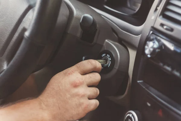 Mannens hand startar en bil med nyckeln i retro toning — Stockfoto