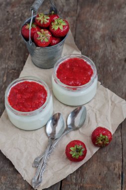 Yoğurt cam ve taze strawberr ile bir kova reçel soslu