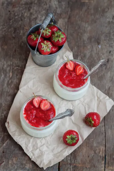 Yoğurt cam ve taze strawberr ile bir kova reçel soslu