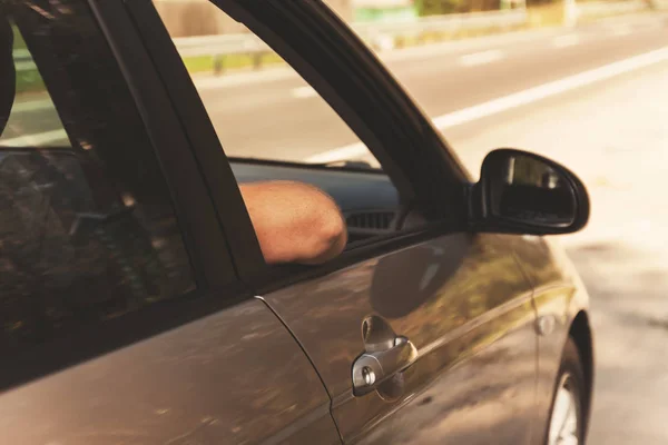 Manliga armbåge i fönstret i bilen, retro toning — Stockfoto