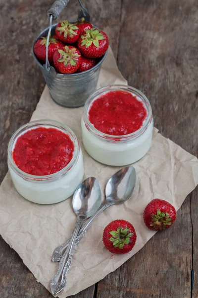 Yoğurt cam ve taze strawberr ile bir kova reçel soslu