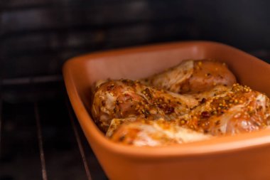 çiğ tavuk Marine bacaklarım fırında, retro tonlama