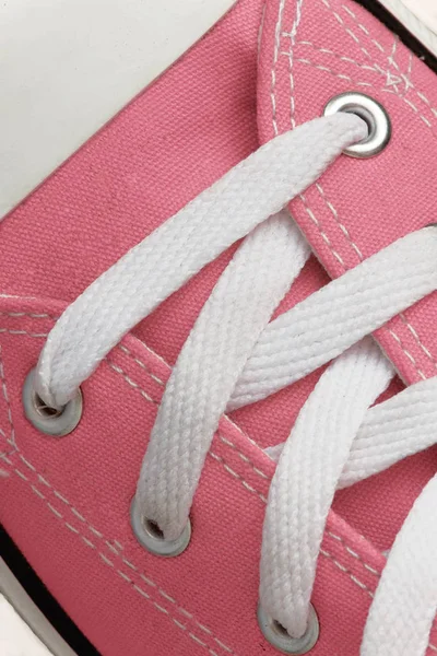 Vetersluiting op een retro sneaker, close-up, op een blauwe houten achtergrond — Stockfoto