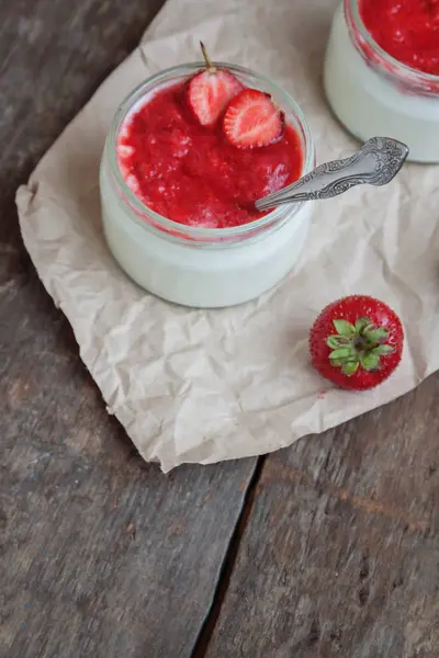 Йогурт з вареним соусом у склянці та відром зі свіжою полуницею — стокове фото