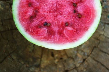 Yarım bir karpuz bir ahşap arka plan, üstten görünüm, yakın çekim