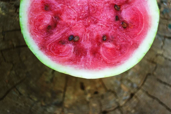 Yarım bir karpuz bir ahşap arka plan, üstten görünüm, yakın çekim