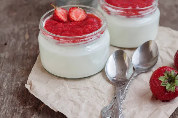 Yogourt avec sauce à la confiture en verre et un seau de fraise fraîche — Photo
