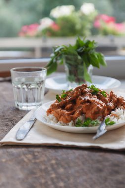 Sığır straganof beyaz tabakta yemek pilav