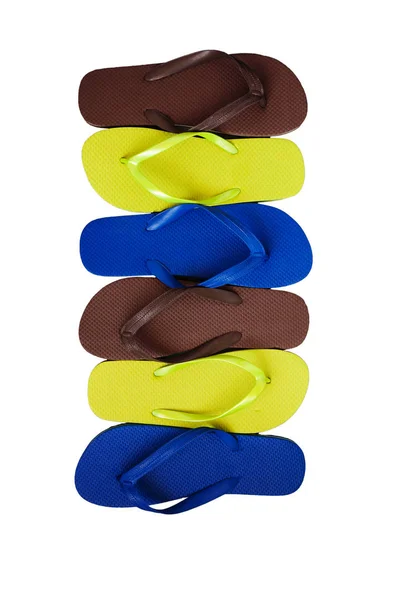Mehrere Paare mehrfarbiger Gummi-Flip-Flops, die in einem — Stockfoto