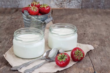 yoğurt bir cam ve bir kova bir woo üzerinde taze çilek ile