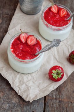 Yoğurt cam ve taze strawberr ile bir kova reçel soslu