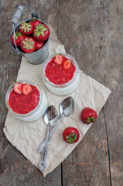 Yoğurt cam ve taze strawberr ile bir kova reçel soslu
