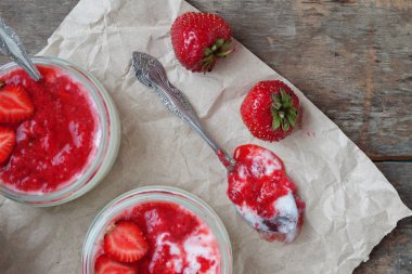 Yoğurt cam ve taze strawberr ile bir kova reçel soslu