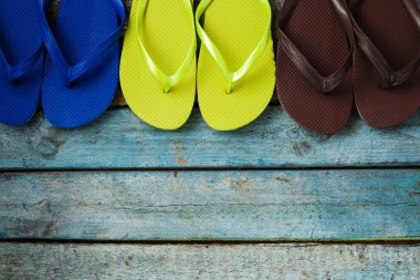 Çok renkli kauçuk parmak arası terlik birkaç çift sergilenen bir 