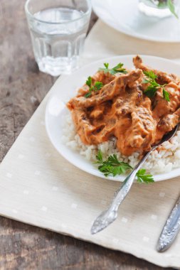 Sığır straganof beyaz tabakta yemek pilav