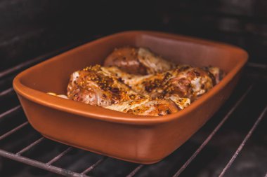 çiğ tavuk Marine bacaklarım fırında, retro tonlama