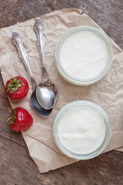 Bir bardak ve bir kova ile taze stra çileklerini yoğurt