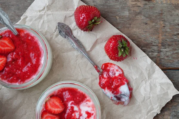 Yoğurt cam ve taze strawberr ile bir kova reçel soslu