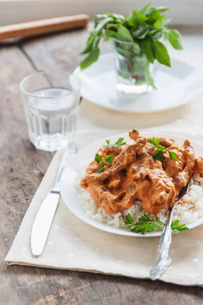 Piring nasi dengan daging sapi stroganoff di piring putih — Stok Foto