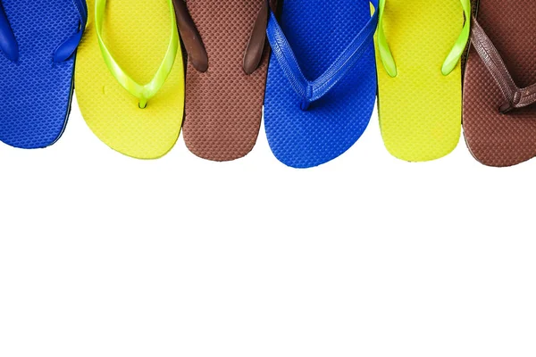 Meerdere paren van multi-gekleurde rubberen slippers tentoongesteld een — Stockfoto