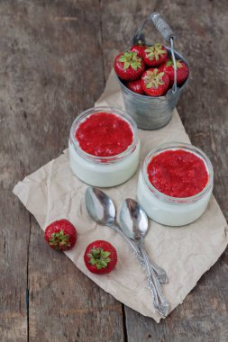 Yoğurt cam ve taze strawberr ile bir kova reçel soslu