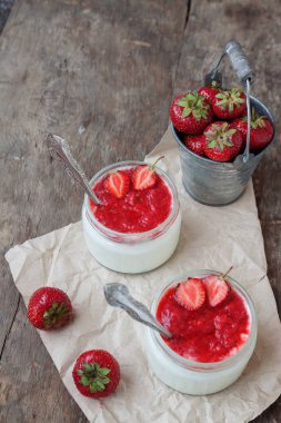 Yoğurt cam ve taze strawberr ile bir kova reçel soslu