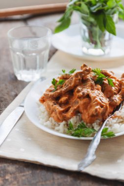 Sığır straganof beyaz tabakta yemek pilav