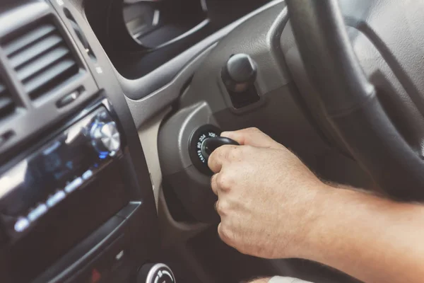 Mannens hand startar en bil med nyckeln i retro toning — Stockfoto