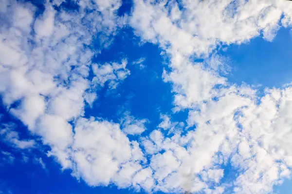 Nubes blancas y esponjosas en un cielo azul claro — Foto de Stock