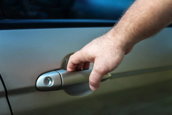 Ręka mężczyzny otwiera drzwi samochodu — Zdjęcie stockowe
