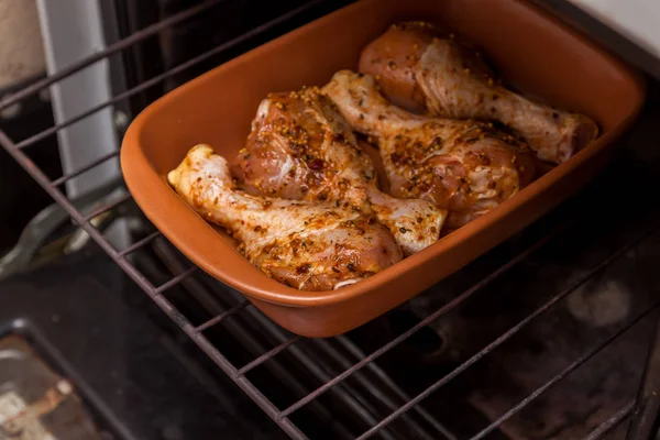 Gemarineerde rauwe kip benen zijn in de oven, retro toning — Stockfoto