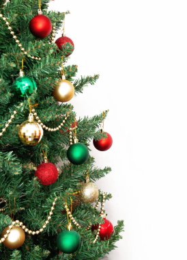 Cam Top ve süslemeleri Noel ağacı üzerinde 