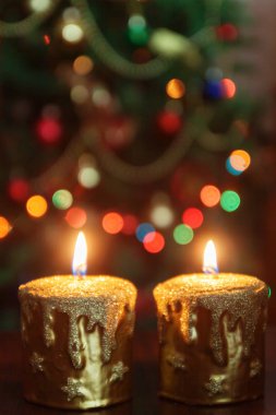 Noel mum parlak lig ile bir Noel ağacı önünde