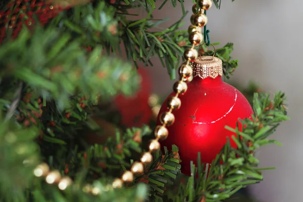 Glazen bal en decoraties op de kerstboom — Stockfoto