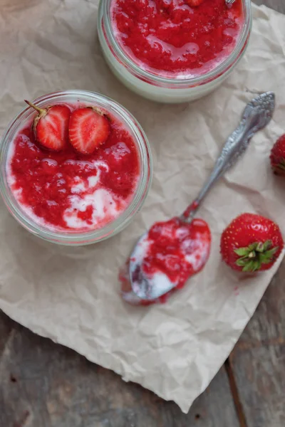 Yoğurt cam ve taze strawberr ile bir kova reçel soslu