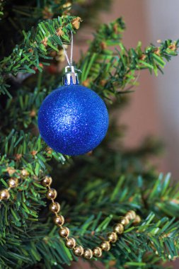 Cam Top ve süslemeleri Noel ağacı üzerinde 