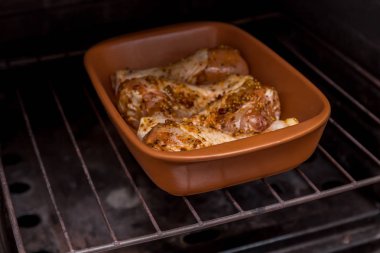 çiğ tavuk Marine bacaklarım fırında, retro tonlama