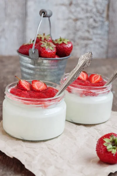 Yoğurt cam ve taze strawberrie bir kova reçel soslu