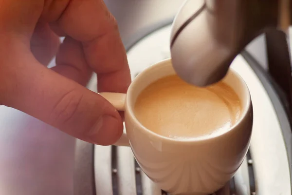 Vue rapprochée de la main d'un homme travaillant dans un café pré — Photo