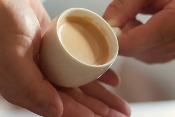 Profilo ravvicinato di un uomo mani rilassanti in possesso di una tazza di caffè — Foto Stock