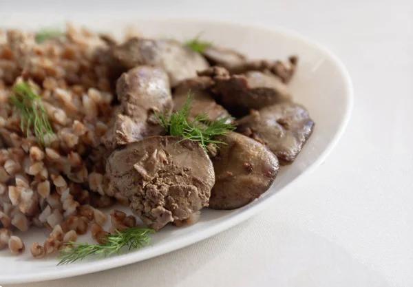 Beyaz bir tableclot üzerinde tavuk karaciğer ve buğday lapası Komposto — Stok fotoğraf